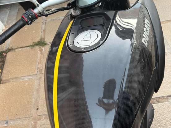 DUCATI-DIAVEL CARBON DUCATI-DIAVEL CARBON-2011
