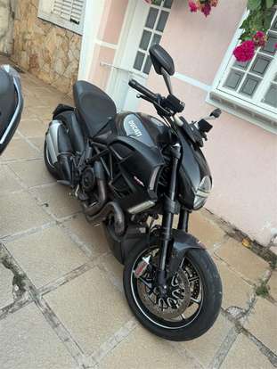 DUCATI-DIAVEL CARBON-2011