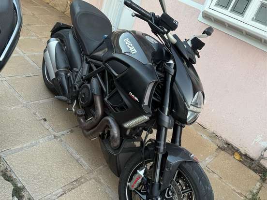 DUCATI-DIAVEL CARBON DUCATI-DIAVEL CARBON-2011