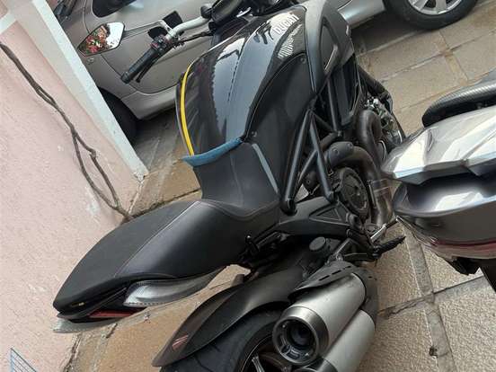 DUCATI-DIAVEL CARBON DUCATI-DIAVEL CARBON-2011