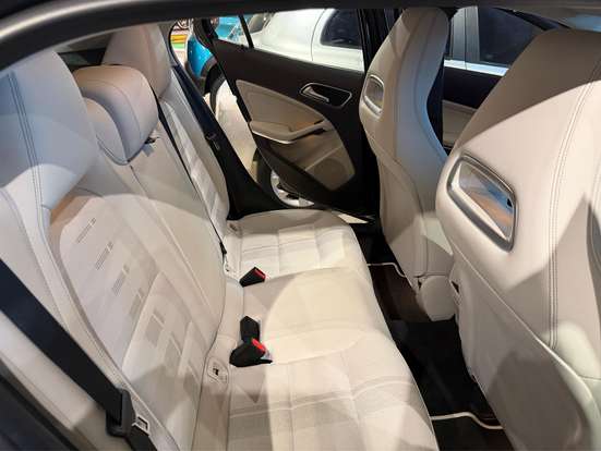 MERCEDES-BENZ-GLA 200-2019