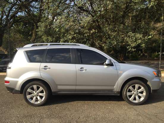 MITSUBISHI-OUTLANDER-2010