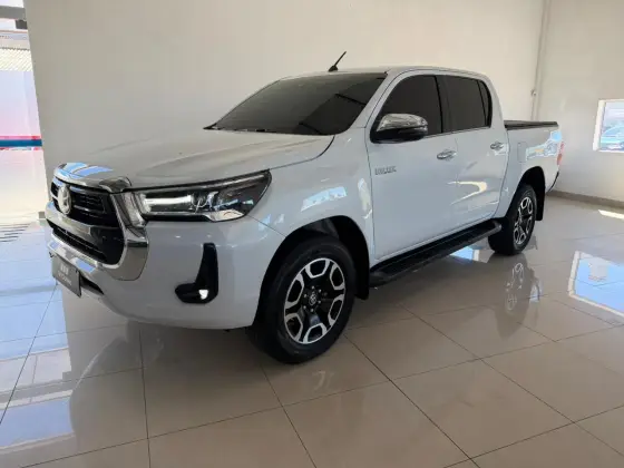 TOYOTA HILUX 2.8 D-4D TURBO DIESEL CD SRX 4X4 AUTOMÁTICO TOYOTA HILUX 2.8 D-4D TURBO DIESEL CD SRX 4X4 AUTOMÁTICO