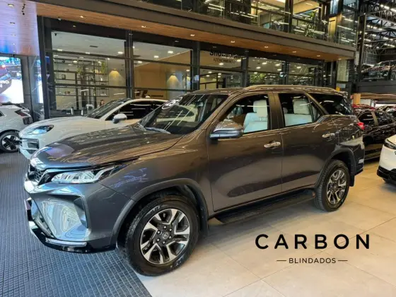 TOYOTA HILUX SW4 2.8 D-4D TURBO DIESEL DIAMOND 7L 4X4 AUTOMÁTICO