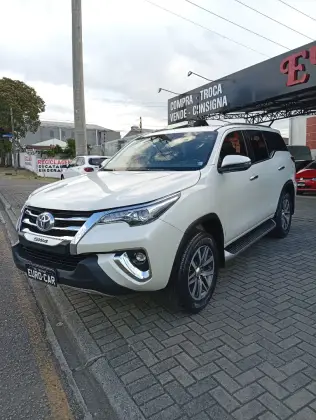 TOYOTA HILUX SW4 2.8 SRX 4X4 7 LUGARES 16V TURBO INTERCOOLER DIESEL 4P AUTOMÁTICO