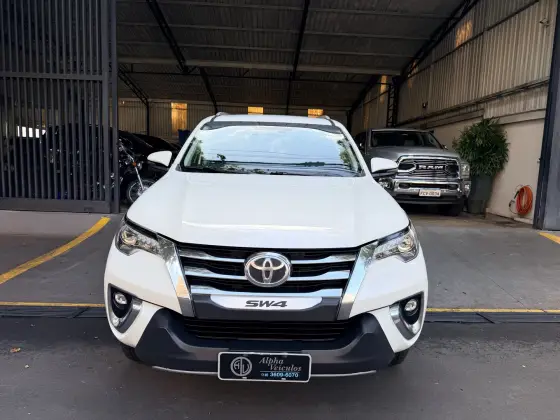 TOYOTA HILUX SW4 2.8 SRX 4X4 7 LUGARES 16V TURBO INTERCOOLER DIESEL 4P AUTOMÁTICO