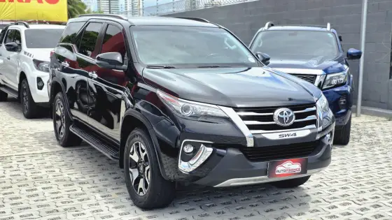 TOYOTA HILUX SW4 2.8 SRX DIAMOND 4X4 7 LUGARES 16V TURBO INTERCOOLER DIESEL 4P AUTOMÁTICO