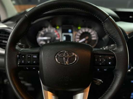 TOYOTA-HILUX-2.8 D-4D TURBO DIESEL CD SRX 4X4 AUTOMÁTICO TOYOTA-HILUX-2025
