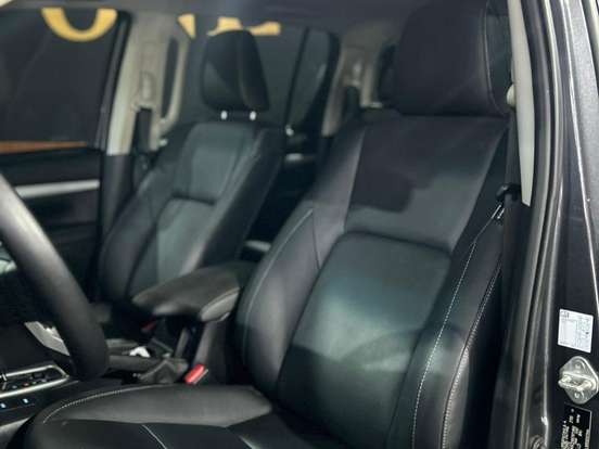 TOYOTA-HILUX-2.8 D-4D TURBO DIESEL CD SRX 4X4 AUTOMÁTICO TOYOTA-HILUX-2025