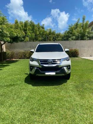 TOYOTA HILUX SW4 2.8 SRX 4X4 7 LUGARES 16V TURBO INTERCOOLER DIESEL 4P AUTOMÁTICO