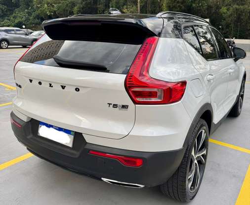 VOLVO-XC40-2018
