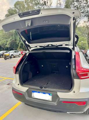 VOLVO-XC40-2018