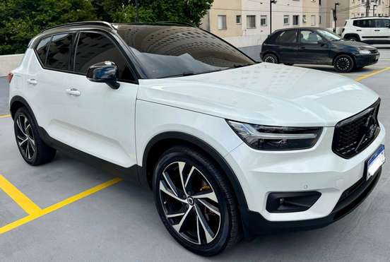 VOLVO-XC40-2018