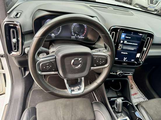 VOLVO-XC40-2018