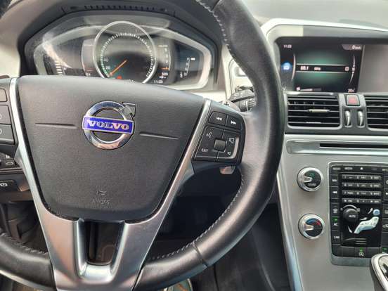 VOLVO-XC60-2.4 D5 MOMENTUM DIESEL AWD 4P AUTOMÁTICO VOLVO-XC60-2017