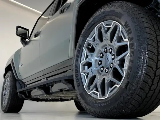 /en/city/cate-car-used-car/gmc-hummer-2024-350-kw-ev-suv-edition-1-4x4-41510902927853568/-3