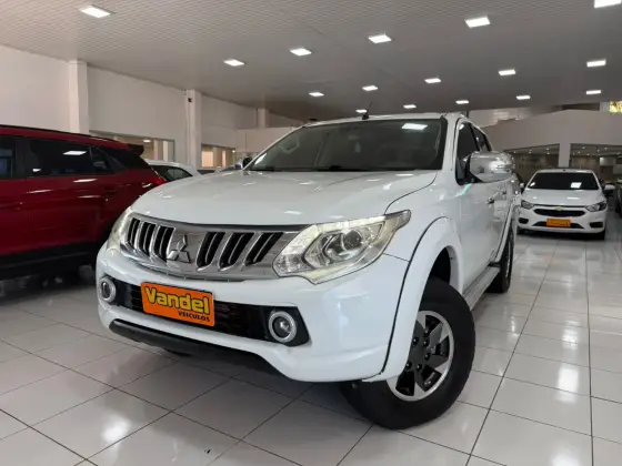 MITSUBISHI L200 TRITON 2.4 16V TURBO DIESEL SPORT HPE CD 4P 4X4 AUTOMÁTICO MITSUBISHI L200 TRITON 2.4 16V TURBO DIESEL SPORT HPE CD 4P 4X4 AUTOMÁTICO