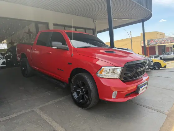 RAM CLASSIC 5.7 V8 GASOLINA LARAMIE NIGHT EDITION CD 4X4 AUTOMÁTICO