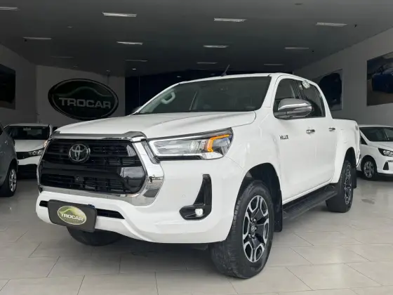 TOYOTA HILUX 2.8 D-4D TURBO DIESEL CD SRX 4X4 AUTOMÁTICO