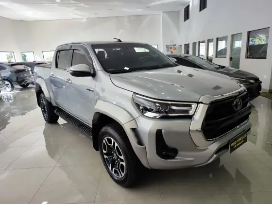 TOYOTA HILUX 2.8 D-4D TURBO DIESEL CD SRX PLUS 4X4 AUTOMÁTICO