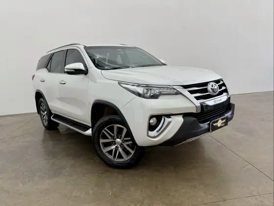 TOYOTA HILUX SW4 2.8 SRX 4X4 7 LUGARES 16V TURBO INTERCOOLER DIESEL 4P AUTOMÁTICO