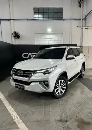 TOYOTA HILUX SW4 2.8 SRX 4X4 7 LUGARES 16V TURBO INTERCOOLER DIESEL 4P AUTOMÁTICO