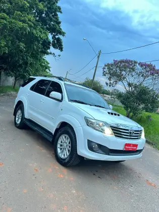 TOYOTA HILUX SW4 3.0 SRV 4X4 7 LUGARES 16V TURBO INTERCOOLER DIESEL 4P AUTOMÁTICO