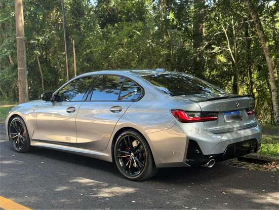 BMW-320i-2023