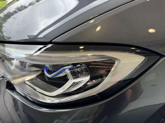 BMW-330e-2022