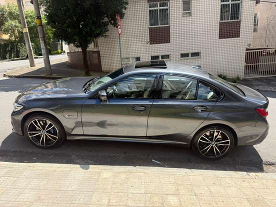 BMW-330e-2022
