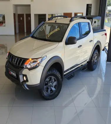 MITSUBISHI L200 TRITON 2.4 16V TURBO DIESEL SAVANA GLS CD 4X4 AUTOMÁTICO MITSUBISHI L200 TRITON 2.4 16V TURBO DIESEL SAVANA GLS CD 4X4 AUTOMÁTICO