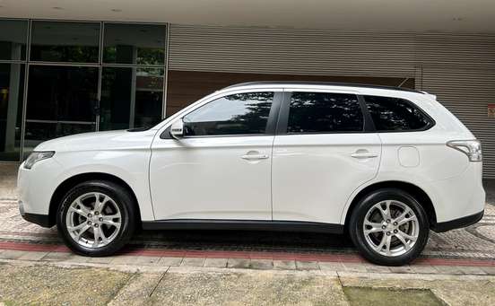 MITSUBISHI-OUTLANDER-2014