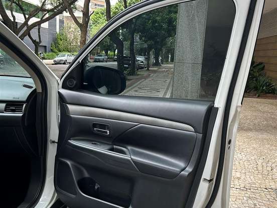 MITSUBISHI-OUTLANDER-2.0 16V GASOLINA 4P AUTOMÁTICO MITSUBISHI-OUTLANDER-2014