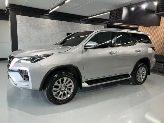 TOYOTA HILUX SW4 2.8 D-4D TURBO DIESEL SRX 4X4 AUTOMÁTICO