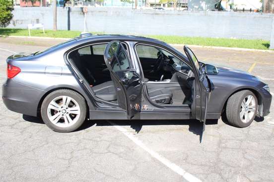 BMW-320i-2013