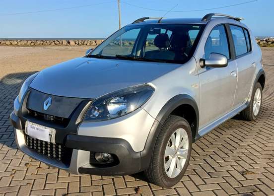 RENAULT-SANDERO-2013