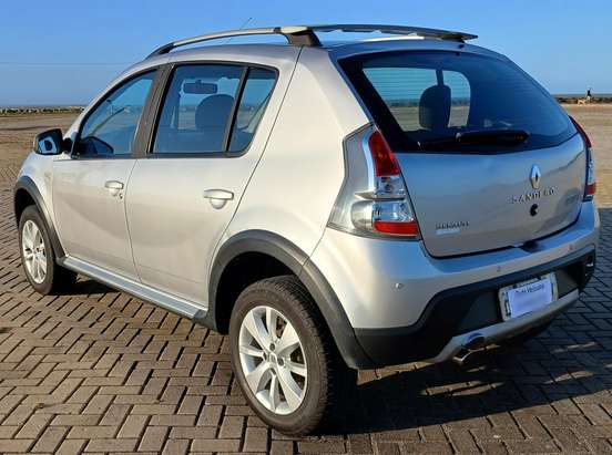 RENAULT-SANDERO-2013