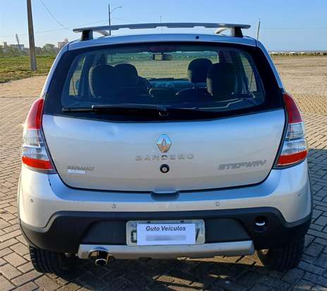 RENAULT-SANDERO-2013