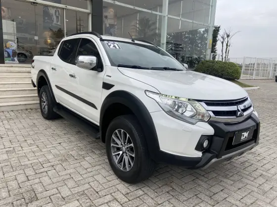 MITSUBISHI L200 TRITON 2.4 16V TURBO DIESEL OUTDOOR HPE-S CD 4X4 AUTOMÁTICO MITSUBISHI L200 TRITON 2.4 16V TURBO DIESEL OUTDOOR HPE-S CD 4X4 AUTOMÁTICO