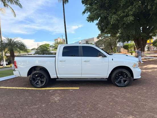 RAM-CLASSIC-5.7 V8 GASOLINA LARAMIE NIGHT EDITION CD 4X4 AUTOMÁTICO RAM-CLASSIC-2022