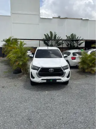 TOYOTA HILUX 2.8 D-4D TURBO DIESEL CD POWER PACK 4X4 MANUAL TOYOTA HILUX 2.8 D-4D TURBO DIESEL CD POWER PACK 4X4 MANUAL