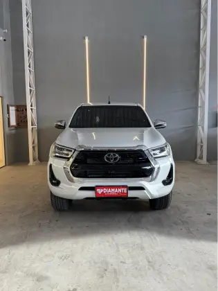 TOYOTA HILUX 2.8 D-4D TURBO DIESEL CD SRX 4X4 AUTOMÁTICO TOYOTA HILUX 2.8 D-4D TURBO DIESEL CD SRX 4X4 AUTOMÁTICO