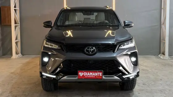 TOYOTA HILUX SW4 2.8 D-4D TURBO DIESEL SRX 7L 4X4 AUTOMÁTICO TOYOTA HILUX SW4 2.8 D-4D TURBO DIESEL SRX 7L 4X4 AUTOMÁTICO