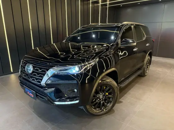 TOYOTA HILUX SW4 2.8 D-4D TURBO DIESEL SRX 7L 4X4 AUTOMÁTICO TOYOTA HILUX SW4 2.8 D-4D TURBO DIESEL SRX 7L 4X4 AUTOMÁTICO