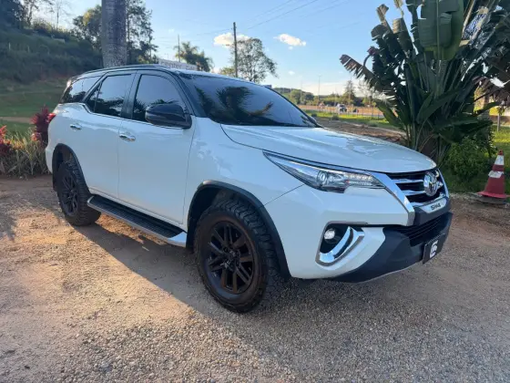 TOYOTA HILUX SW4 2.8 SRX 4X4 7 LUGARES 16V TURBO INTERCOOLER DIESEL 4P AUTOMÁTICO