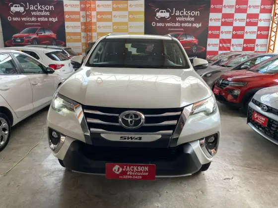 TOYOTA HILUX SW4 2.8 SRX 4X4 7 LUGARES 16V TURBO INTERCOOLER DIESEL 4P AUTOMÁTICO