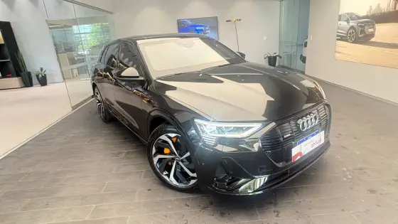 AUDI E-TRON ELÉTRICO PERFORMANCE BLACK QUATTRO