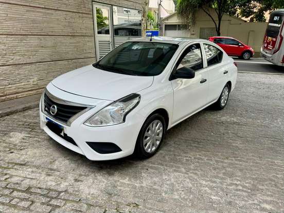 NISSAN-VERSA-2021