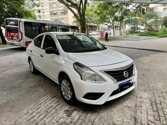 NISSAN-VERSA-2021