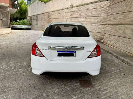 NISSAN-VERSA-2021